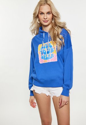 Blå hættetrøje med et grafisk design, der har teksten "Lev Dit Drøm," dekoreret med blomstrede accenter. Lange ærmer og pullover-stil.