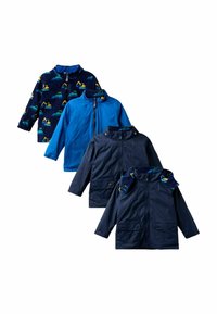 Patru jachete: una din fleece, de culoare bleumarin, cu imprimeu cu excavatoare galbene și verzi; două jachete ușoare, impermeabile, de culoare albastră și bleumarin, cu fermoar în față și buzunare.