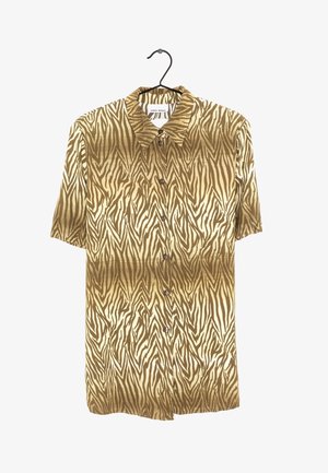 Koszula na krótki rękaw zapinana na guziki z brązowymi i beżowymi abstrakcyjnymi paskami zebry, kołnierzem i brązowymi guzikami na czarnym wieszaku.