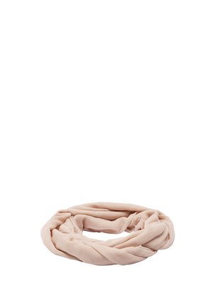 Miękki, jasnoróżowy szalik typu infinity złożony w kształt koła na białym tle.