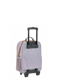 Sac à dos violet à roulettes avec accents bruns, poignée rétractable, poche latérale en filet, et roues noires robustes pour une mobilité facile.