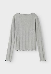 Helles graues, geripptes Longsleeve-Shirt mit rundem Halsausschnitt und schwarzem gewelltem Besatz an den Bündchen, dem Saum und dem Halsausschnitt.