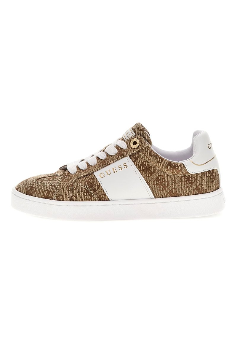 Sneakers in tela marrone con un design a motivi, dettagli bianchi, logo dorato e suola in gomma bianca. Stile classico con lacci.
