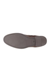 Bruine leren schoen met een gladde textuur en een platte rubberen zool. Voorzien van een eenvoudig ontwerp met minimale hardware-accenten en een afgeronde neusvorm.
