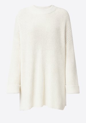 Hvid oversized striktrøje med ribstrikket tekstur, rund halsudskæring og lange ærmer med brede manchetter. Blød, chunky garnkonstruktion.