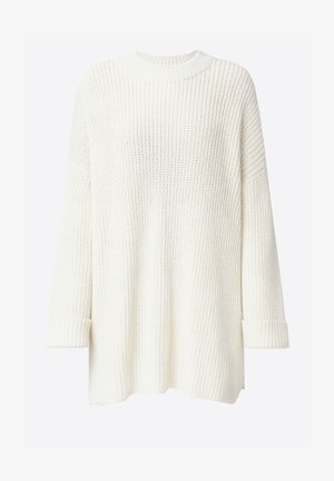 Biały, oversize'owy sweter dziany o prążkowanej fakturze, z okrągłym dekoltem i długimi rękawami z szerokimi mankietami. Wykonany z miękkiej, grubej przędzy.