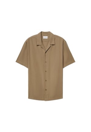 Chemise marron à manches courtes avec boutons et col camp, posée à plat sur un fond blanc.