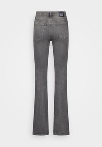 Harmaat levenneulehousut, valmistettu denimestä, joissa on keskikorkea vyötärö, kaksi takataskua ja näkyvä brändilappu vyötäröllä.