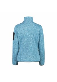 Sininen fleece-takki, jossa on korkeahihna, mustat olkaakset, teksturoitu kuvio ja pitkät hihat, joissa on kapea leikkaus.