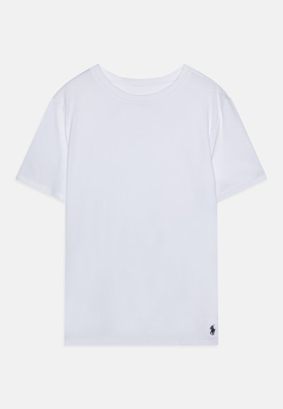 Camiseta de algodón blanca con cuello redondo y mangas cortas. Presenta un pequeño logotipo negro en la esquina inferior izquierda. Textura suave.