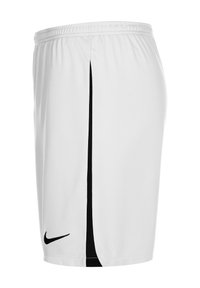 Weiße Sportshorts mit schwarzem Seitenstreifen und Nike-Logo, ausgestattet mit einem elastischen Bund und einem Netzdetail für Atmungsaktivität.