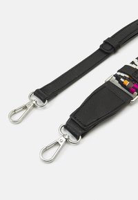 Schwarzes Lederarmband mit buntem gewebtem Abschnitt, verfügt über Metallclips an jedem Ende, strukturierte Oberfläche und kontrastierende Akzente.