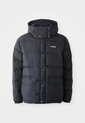 Must mustär puffer-jakk, millel on reguleeritav kapuuts, nööbiga sulgemine, kaks esipaneelile taskut ja tikanddisain. Valmistatud veekindlast materjalist.