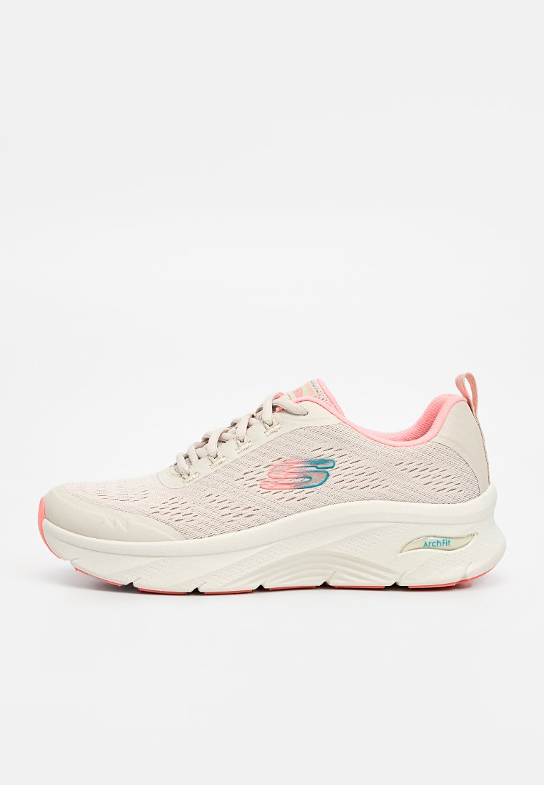 Zapatilla deportiva beige con parte superior de malla texturizada, acentos en rosa y suela blanca gruesa. Presenta la marca 'ArchFit' en el costado.