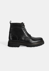Zwarte leren enkelboots met een gladde textuur, ronde neus, vetersluiting en een dikke, robuuste zool met een subtiele stiknaadaccent.