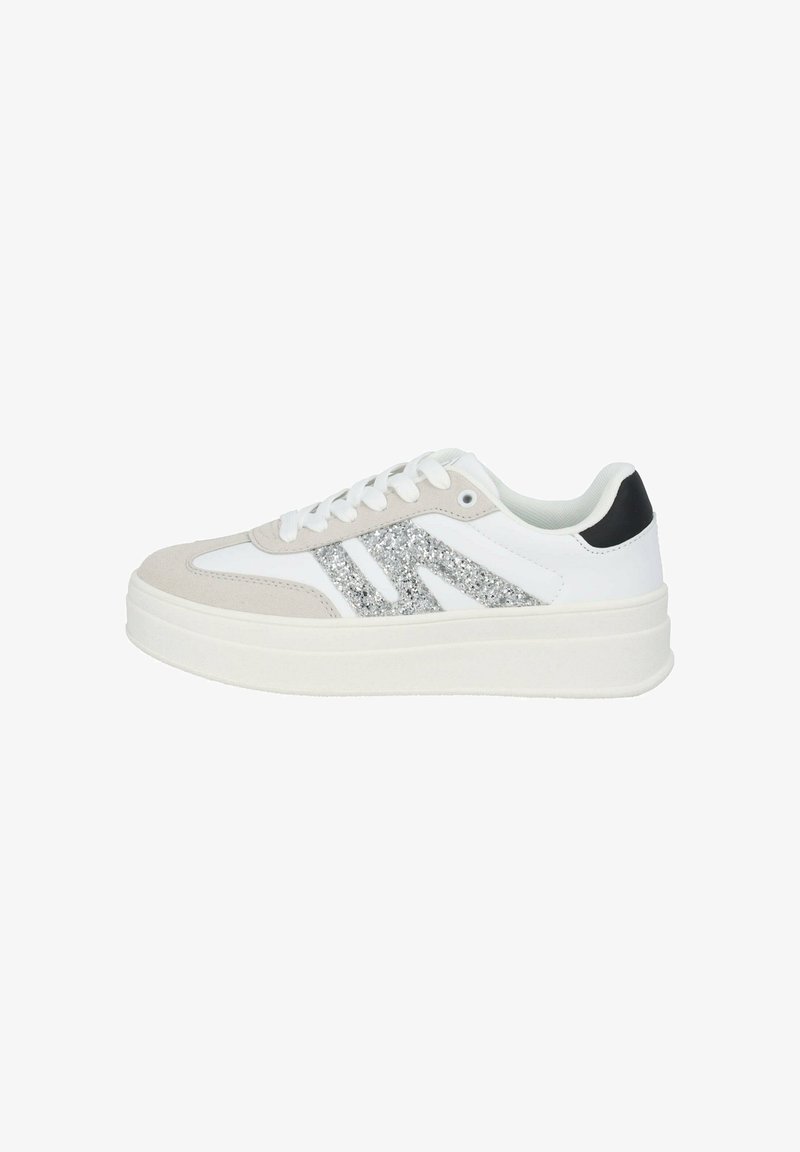 Weißer Sneaker mit beigem Wildleder und silbernen Glitzerakzenten, ausgestattet mit einer dicken weißen Sohle und einem schwarzen Fersendetail, Schnürverschluss.