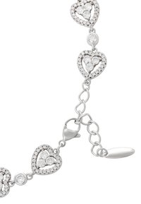 Bracciale argento con maglie a forma di cuore decorate con strass rotondi trasparenti e chiusura a moschettone. Catena testurizzata con lunghezza regolabile.
