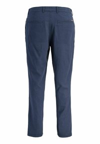 Pantalon bleu marine à jambes droites avec passants de ceinture et deux poches passepoilées à l'arrière.
