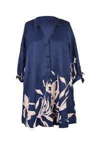 Vestido camisero satinado en azul marino, con botones en la parte delantera, escote en V y mangas tres cuartos. Estampado floral en tono rosa claro y detalles de mangas con lazo.