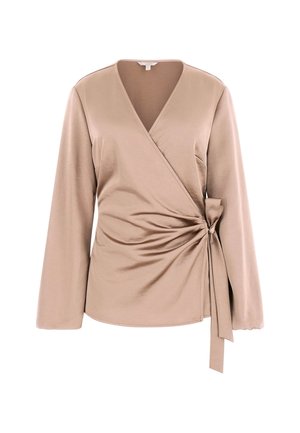 Beige wikkeltop gemaakt van gladde stof, met lange mouwen, een v-halslijn, zijkrinking en een striksluiting aan de zijkant.
