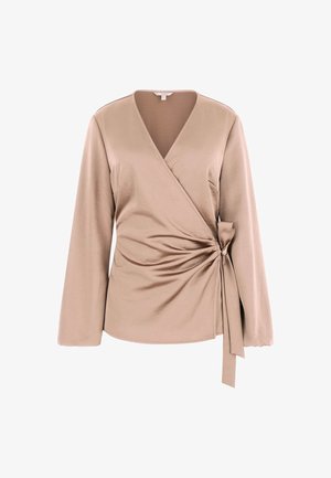 Beige wikkeltop gemaakt van gladde stof, met lange mouwen, een v-halslijn, zijkrinking en een striksluiting aan de zijkant.