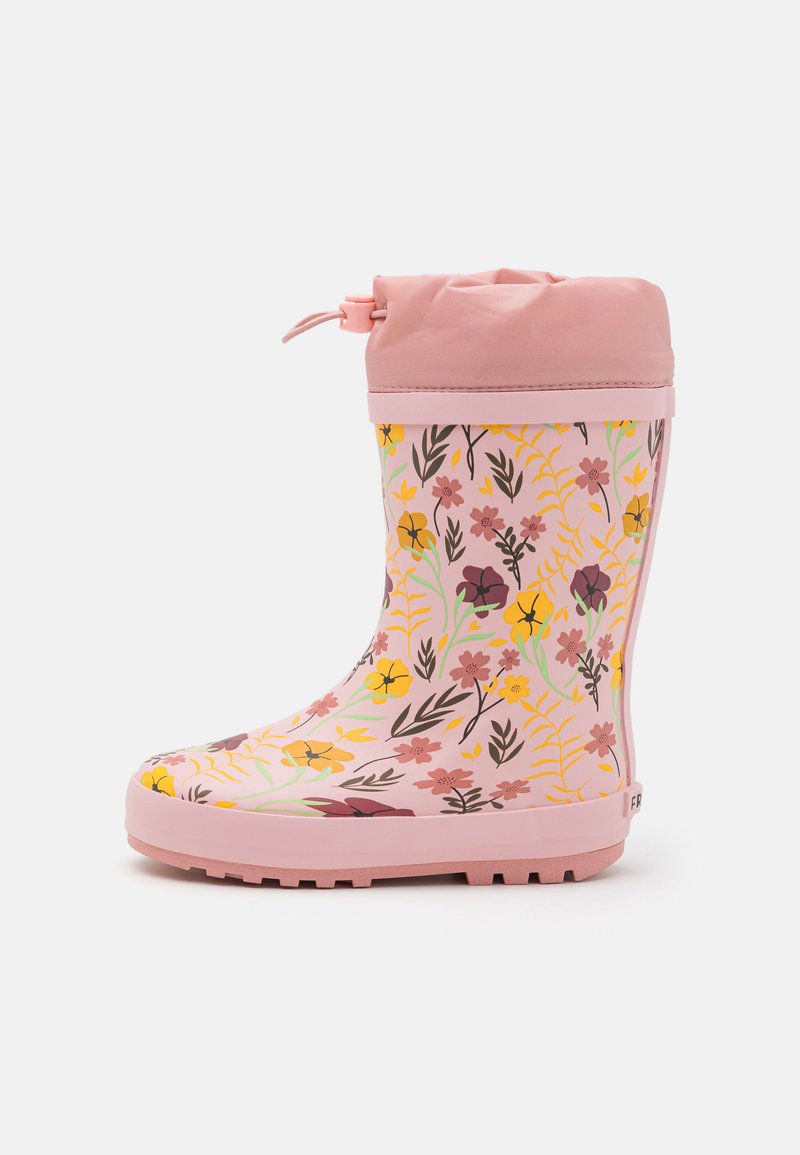 Botte de pluie en caoutchouc rose avec un motif floral comprenant des fleurs jaunes, roses et violettes. Les points forts incluent un revers froncé et une semelle texturée.