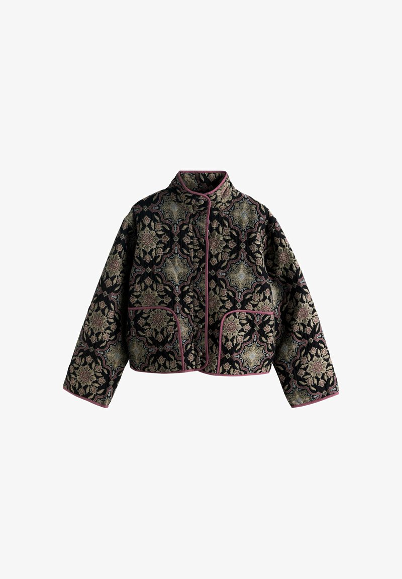 Schwarze gesteppte Jacke mit aufwändigem floralen und geometrischem Muster in Beige, Blau und Rot, ausgestattet mit hohem Kragen und abgerundeten Fronttaschen.