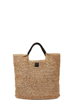 Borsa tote intrecciata color cuoio con manico nero avvolto e una piccola toppa nera davanti, su sfondo bianco.