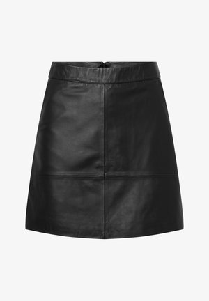 Zwarte leren A-lijn mini rok met een gladde textuur, voorzien van een verborgen rits aan de achterkant en gestikte paneeldetails.