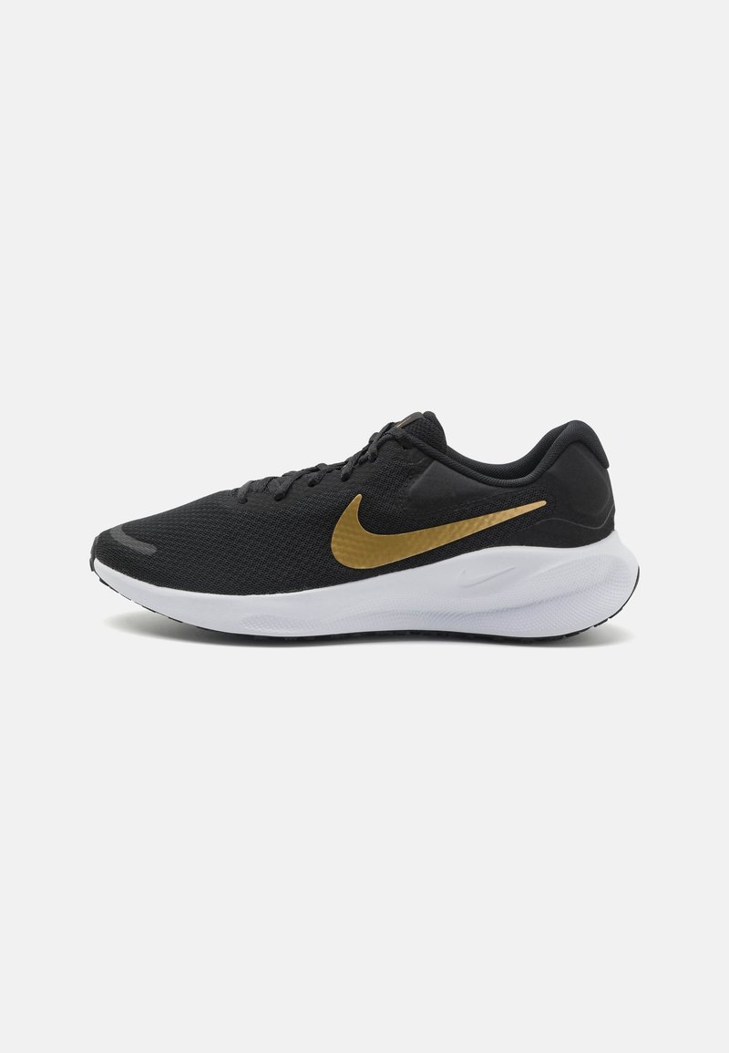 Chaussure de course noire avec logo Nike swoosh doré et semelle blanche coussinée sur fond clair uni.