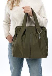 Bolso tote verde oliva con dos asas resistentes, con cierre de cremallera, textura de tela suave y detalle de cadena plateada.