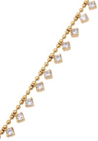 Goldfarbener Armreif mit abwechselnd kugelförmigen Perlen und mit Krappen gefassten klaren Steinen, die ein zartes lineares Muster bilden.