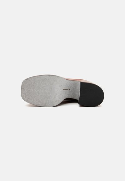 Semelle de chaussure marron avec une section intermédiaire texturée de couleur gris clair et un talon en caoutchouc noir. Fini lisse sans motifs ni accents visibles.