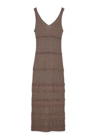 Stickad ärmlös klänning i en rik brun nyans, med V-hals, texturerade mönster och lagerdesign med scallopade kanter.