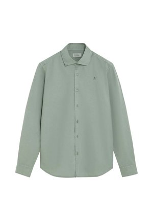 Camisa de hombre de manga larga color verde salvia con botones, cuello y pequeño logo bordado en el pecho izquierdo.