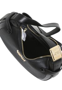 Borsa a tracolla in pelle nera con zip dorata, logo del brand impresso e manico corto, mostrata parzialmente aperta su sfondo bianco.