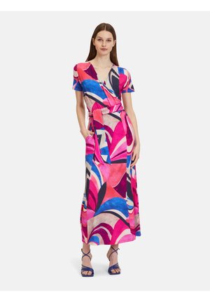 Wickelkleid mit einem bunten, abstrakten Muster in Pink, Blau und Schwarz, mit kurzen Ärmeln und einem gebundenen Taillengürtel, aus einem leichten Material.