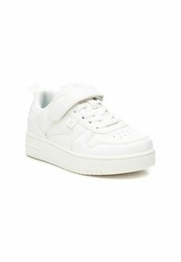 Sneaker atletico bianco con tomaia in pelle liscia, chiusura con lacci, una singola fascia in velcro e suola texturizzata. Presenta dettagli traforati sulla punta.