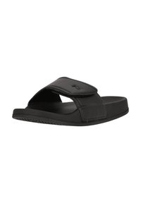 Svart öppet tåslide-sandal med justerbar övre rem och strukturerad inläggssula, vinklad vy som visar sulmönstret.