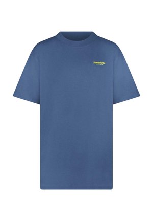 Blauw T-shirt met korte mouwen en ronde hals, met een klein geel "FlowerStrike"-logo op de bovenste linkerborst.