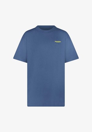 Blauw T-shirt met korte mouwen en ronde hals, met een klein geel "FlowerStrike"-logo op de bovenste linkerborst.