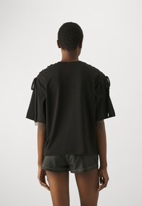 Pinko MAVERICK COMPATTO CON STRINGHE - Printtipaita - black