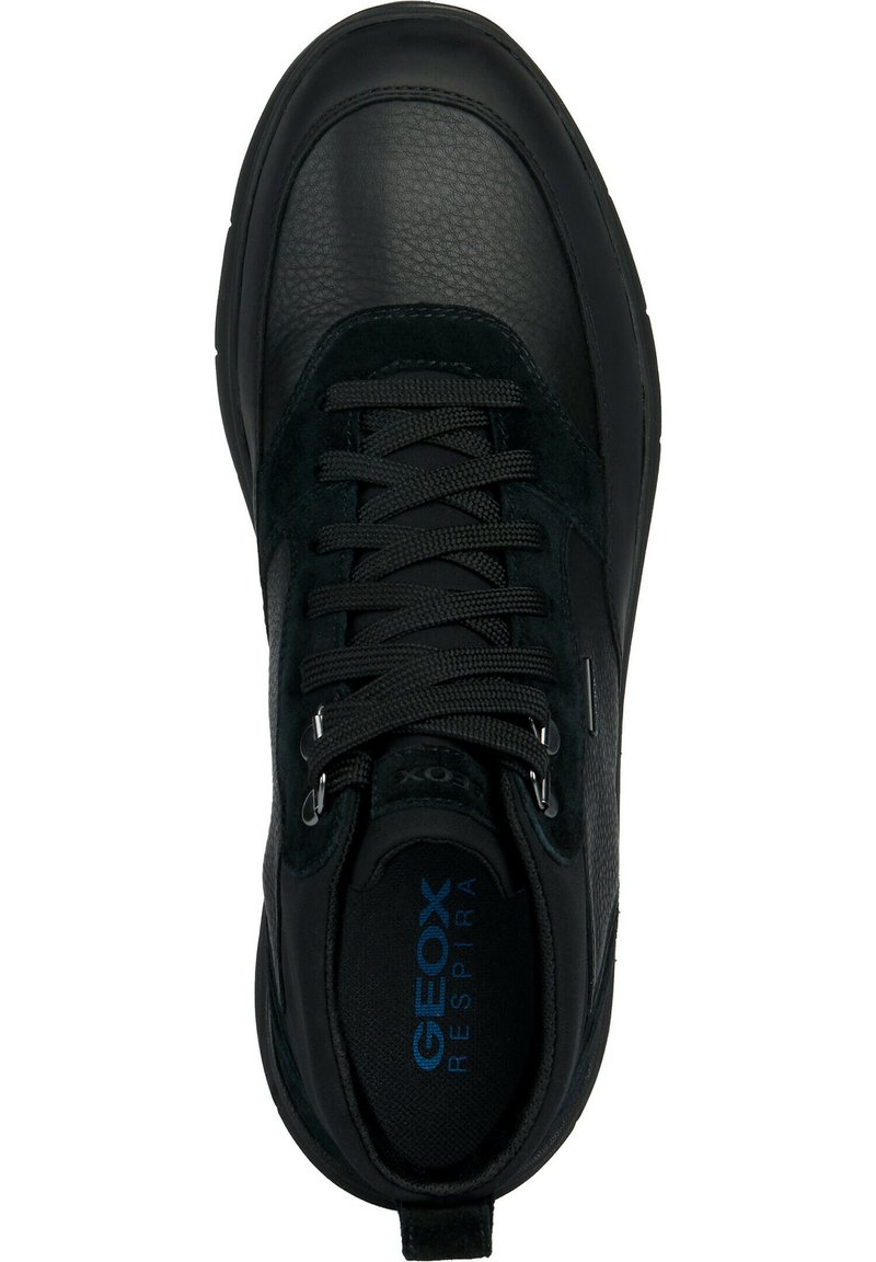 Schwarze Leder- und Wildledersneaker mit schwarzen Schnürsenkeln, Zuglasche an der Ferse und sichtbarem "GEOX RESPIRA"-Logo auf der Innensohle.