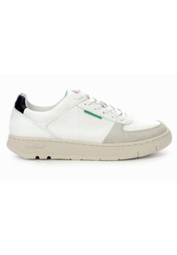 Sneaker bianco con suola in gomma beige, punta in suede e tomaia in pelle. Presenta dettagli verdi e navy, e pannelli laterali testurizzati.