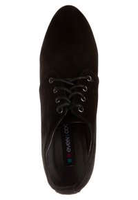 Chaussure en daim noir à bout arrondi, lacets en textile et profil bas. Présente une surface lisse et une semelle intérieure rembourrée avec un logo.