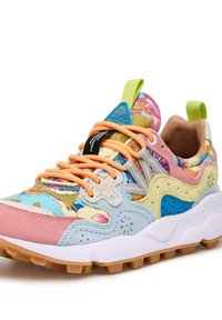 Sneaker multicolore che presenta un mix di materiali in suede e tessuto, con accenti in rosa pastello, blu e giallo e una suola in gomma testurizzata.