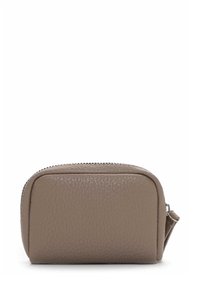 Monedero de cuero en taupe con superficie texturizada, forma rectangular y cierre de cremallera plateado. Cuenta con una solapa lateral para un fácil manejo.