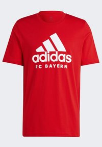 Camiseta de algodón roja con un gran logo blanco de Adidas y el texto "FC Bayern". Diseño clásico de cuello redondo, mangas cortas y textura suave.