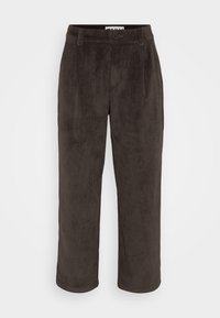 Brune corduroy bukser med en lige ben design, subtil tekstur og en frontknaplukning med sidelommer.
