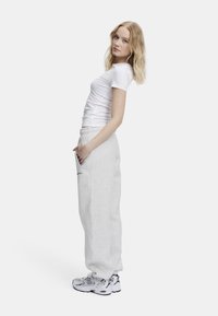 Caspara JOGGERS - Joggebukse - grey melange